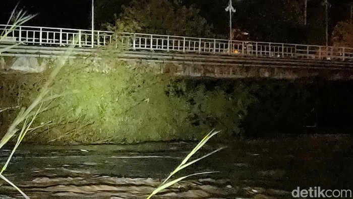 Sungai Brantas Kota Kediri yang debit airnya terus meningkat akibat hujan deras
