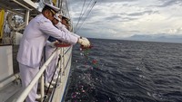 Upacara tabur bunga yang dilakukan oleh Satgas Kartika Jala Krida (KJK) 2022 tersebut dilakukan sebagai penghormatan dan mengenang awak KRI Nanggala-402 yang gugur dalam medan tugas di perairan Laut Bali pada 21 April 2021.  