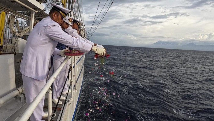 Tabur Bunga Untuk Mengenang KRI Nanggala di Laut Bali Komandan KRI Bima Suci-945 Letkol Laut (P) Muhammad Sati Lubis (kiri) bersama Palaklat KJK 2022 Letkol Laut (P) Ahmad Fahribi (kanan) dan perwakilan Taruna Akademi Angkatan Laut (AAL) Tingkat III Angkatan ke-69 menabur bunga ke laut saat upacara tabur bunga di atas geladak KRI Bima Suci-945 di perairan laut Bali, Bali, Minggu (16/10/2022). Upacara tabur bunga yang dilakukan oleh Satgas Kartika Jala Krida (KJK) 2022 tersebut dilakukan sebagai penghormatan dan mengenang awak KRI Nanggala-402 yang gugur dalam medan tugas di perairan Laut Bali pada 21 April 2021. ANTARA FOTO/Nova Wahyudi/aww.
