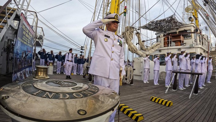 Tabur Bunga Untuk Mengenang KRI Nanggala di Laut Bali Komandan KRI Bima Suci-945 Letkol Laut (P) Muhammad Sati Lubis (tengah) bersama perwira, Awak KRI Bima Suci-945 dan Taruna Akademi Angkatan Laut (AAL) Tingkat III Angkatan ke-69 mengikuti upacara tabur bunga di atas geladak KRI Bima Suci-945 saat melintasi perairan laut Bali, Bali, Minggu (16/10/2022). Upacara tabur bunga yang dilakukan oleh Satgas Kartika Jala Krida (KJK) 2022 tersebut dilakukan sebagai penghormatan dan mengenang awak KRI Nanggala-402 yang gugur dalam medan tugas di perairan Laut Bali pada 21 April 2021. ANTARA FOTO/Nova Wahyudi/aww.