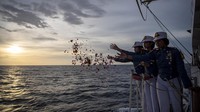 Acara tabur bunga ini untuk menghargai jasa para pahlawan, terutama pahlawan laut yang telah gugur dalam berjuang menegakkan kedaulatan NKRI.