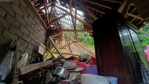 Tampak dalam rumah Kadek Mega Antara, warga Banjar/Desa Apuan, Kecamatan Baturiti, Tabanan, Bali, yang tertimpa longsor dan mengakibatkan anak pertamanya meninggal, Senin (17/10/2022). (chairul amri simabur/detikBali)
