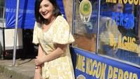 Kiki selain hobi jajan tahu gejrot ternyata penggemar mie kocok persib Pak Agus khas Bandung. Walau gerobakan, rupanya Kiki suka makanan ini. Foto: Instagram @kikiamaliaworld