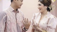 Aktris cantik Kiki Amalia datang membawa kabar bahagia. Dirinya siap melepas status janda yang disandangnya selama 10 tahun, setelah ia dilamar pengusaha bernama Agung Nugraha. Foto: Instagram @kikiamaliaworld