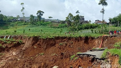 Tanah gerak ancam permukiman warga di Pejawaran Banjarnegara, Senin (17/10/2022).