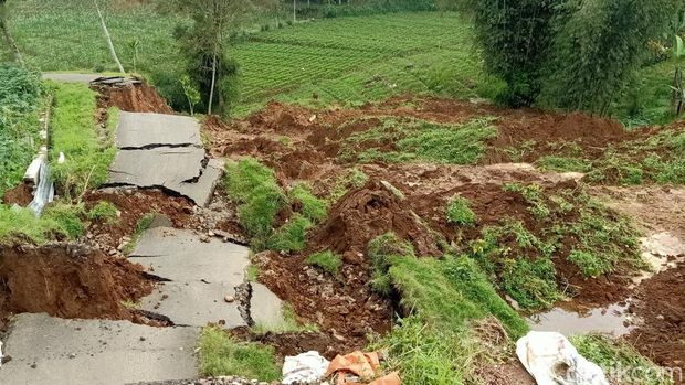 Lokasi tanah gerak di jalan dan lahan kentang milik warga Desa Sidengok Kecamatan Pejawaran, Banjarnegara