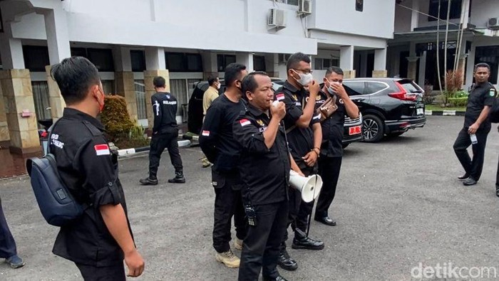 Tenaga Honorer menggeruduk DPRD Kab Semarang menolak dijadikan tenaga outsourcing, Senin (17/10/2022).