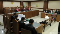 Jaksa Penuntut Umum menuntut Isnu Edhi Wijaya dan Husni Fahmi dengan hukuman lima tahun penjara serta denda Rp300 juta subsider enam bulan.