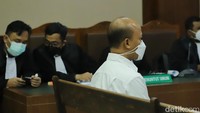 Sedangkan Husni Fahmi merupakan mantan Ketua Tim Teknis Pengadaan Penerapan Kartu Tanda Penduduk Berbasis Nomor Induk Kependudukan secara nasional (KTP Elektronik) tahun anggaran 2011-2013.