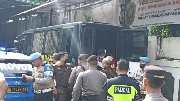 Tersangka pembunuhan berencana Brigadir Yosua, Bripka Ricky Rizal dan Kuat Ma'ruf tiba di Pengadilan Negeri Jakarta Selatan, Senin (17/10/2022).