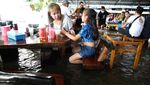 Kedai Mi di Thailand Tetap Ramai Meski Terendam Banjir