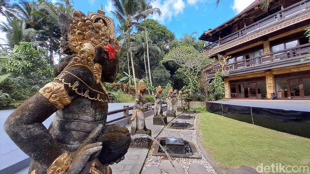 Bicara Bali terhubung dengan gambaran atas liburan di pantai, kebudayaan yang eksotis dan luhur, ragam kuliner dan tentu saja pesta hiburan malam. Tapi, Bali tidak hanya sekadar itu, banyak yang percaya bahwa Bali adalah pulau para dewa.Jejak sejarah dalam megahnya kerajaan adalah pilar dari pulau yang bertindak sebagai garda terdepan pariwisata Indonesia itu. Sejarah menuliskan ada sembilan dinasti kerajaan yang terbentang sejak sekitar abad ke-10. detikHOT bertolak ke Bali untuk bertemu salah satunya, anggota keluarga sekaligus tokoh yang mewakili sebuah keluarga besar nan dihormati, Tjokorda Ngurah Suyadnya dari The Royal Family Ubud.