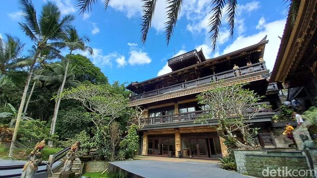 Bicara Bali terhubung dengan gambaran atas liburan di pantai, kebudayaan yang eksotis dan luhur, ragam kuliner dan tentu saja pesta hiburan malam. Tapi, Bali tidak hanya sekadar itu, banyak yang percaya bahwa Bali adalah pulau para dewa.Jejak sejarah dalam megahnya kerajaan adalah pilar dari pulau yang bertindak sebagai garda terdepan pariwisata Indonesia itu. Sejarah menuliskan ada sembilan dinasti kerajaan yang terbentang sejak sekitar abad ke-10. detikHOT bertolak ke Bali untuk bertemu salah satunya, anggota keluarga sekaligus tokoh yang mewakili sebuah keluarga besar nan dihormati, Tjokorda Ngurah Suyadnya dari The Royal Family Ubud.