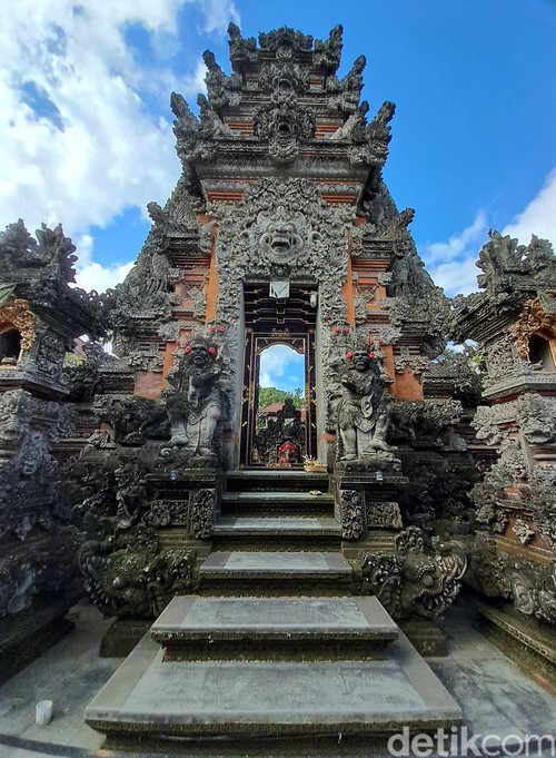 Bicara Bali terhubung dengan gambaran atas liburan di pantai, kebudayaan yang eksotis dan luhur, ragam kuliner dan tentu saja pesta hiburan malam. Tapi, Bali tidak hanya sekadar itu, banyak yang percaya bahwa Bali adalah pulau para dewa.

Jejak sejarah dalam megahnya kerajaan adalah pilar dari pulau yang bertindak sebagai garda terdepan pariwisata Indonesia itu. Sejarah menuliskan ada sembilan dinasti kerajaan yang terbentang sejak sekitar abad ke-10. detikHOT bertolak ke Bali untuk bertemu salah satunya, anggota keluarga sekaligus tokoh yang mewakili sebuah keluarga besar nan dihormati, Tjokorda Ngurah Suyadnya dari The Royal Family Ubud.