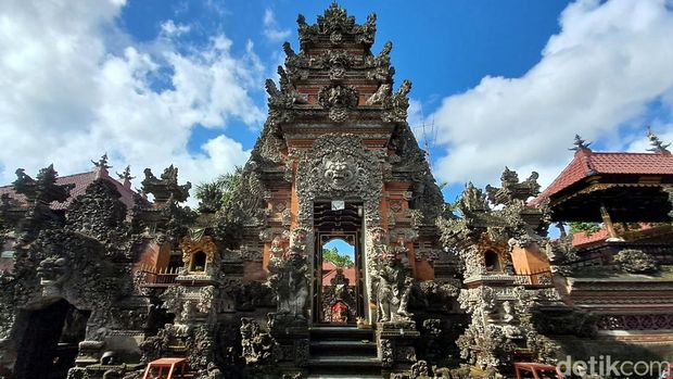 Bicara Bali terhubung dengan gambaran atas liburan di pantai, kebudayaan yang eksotis dan luhur, ragam kuliner dan tentu saja pesta hiburan malam. Tapi, Bali tidak hanya sekadar itu, banyak yang percaya bahwa Bali adalah pulau para dewa.Jejak sejarah dalam megahnya kerajaan adalah pilar dari pulau yang bertindak sebagai garda terdepan pariwisata Indonesia itu. Sejarah menuliskan ada sembilan dinasti kerajaan yang terbentang sejak sekitar abad ke-10. detikHOT bertolak ke Bali untuk bertemu salah satunya, anggota keluarga sekaligus tokoh yang mewakili sebuah keluarga besar nan dihormati, Tjokorda Ngurah Suyadnya dari The Royal Family Ubud.