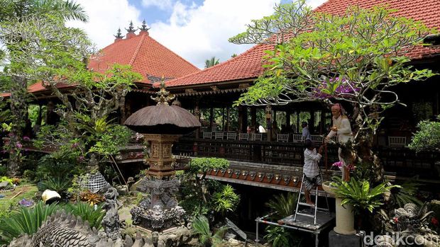 Bicara Bali terhubung dengan gambaran atas liburan di pantai, kebudayaan yang eksotis dan luhur, ragam kuliner dan tentu saja pesta hiburan malam. Tapi, Bali tidak hanya sekadar itu, banyak yang percaya bahwa Bali adalah pulau para dewa.Jejak sejarah dalam megahnya kerajaan adalah pilar dari pulau yang bertindak sebagai garda terdepan pariwisata Indonesia itu. Sejarah menuliskan ada sembilan dinasti kerajaan yang terbentang sejak sekitar abad ke-10. detikHOT bertolak ke Bali untuk bertemu salah satunya, anggota keluarga sekaligus tokoh yang mewakili sebuah keluarga besar nan dihormati, Tjokorda Ngurah Suyadnya dari The Royal Family Ubud.