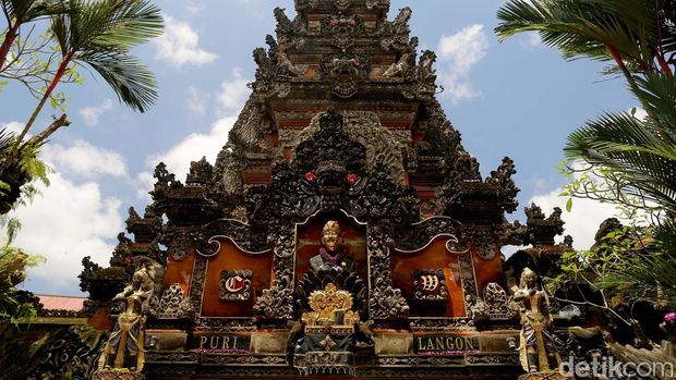 Bicara Bali terhubung dengan gambaran atas liburan di pantai, kebudayaan yang eksotis dan luhur, ragam kuliner dan tentu saja pesta hiburan malam. Tapi, Bali tidak hanya sekadar itu, banyak yang percaya bahwa Bali adalah pulau para dewa.Jejak sejarah dalam megahnya kerajaan adalah pilar dari pulau yang bertindak sebagai garda terdepan pariwisata Indonesia itu. Sejarah menuliskan ada sembilan dinasti kerajaan yang terbentang sejak sekitar abad ke-10. detikHOT bertolak ke Bali untuk bertemu salah satunya, anggota keluarga sekaligus tokoh yang mewakili sebuah keluarga besar nan dihormati, Tjokorda Ngurah Suyadnya dari The Royal Family Ubud.