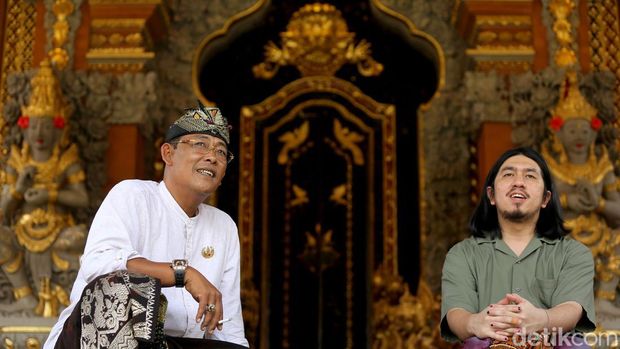 Bicara Bali terhubung dengan gambaran atas liburan di pantai, kebudayaan yang eksotis dan luhur, ragam kuliner dan tentu saja pesta hiburan malam. Tapi, Bali tidak hanya sekadar itu, banyak yang percaya bahwa Bali adalah pulau para dewa.Jejak sejarah dalam megahnya kerajaan adalah pilar dari pulau yang bertindak sebagai garda terdepan pariwisata Indonesia itu. Sejarah menuliskan ada sembilan dinasti kerajaan yang terbentang sejak sekitar abad ke-10. detikHOT bertolak ke Bali untuk bertemu salah satunya, anggota keluarga sekaligus tokoh yang mewakili sebuah keluarga besar nan dihormati, Tjokorda Ngurah Suyadnya dari The Royal Family Ubud.