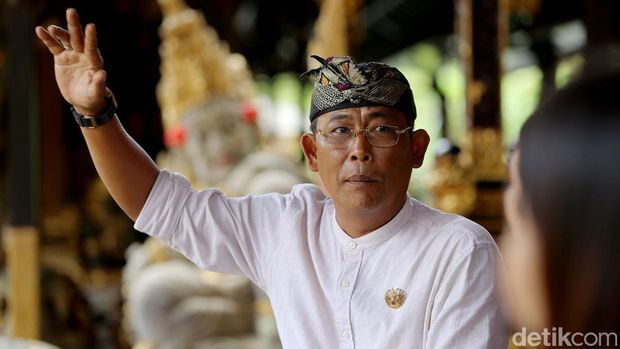 Bicara Bali terhubung dengan gambaran atas liburan di pantai, kebudayaan yang eksotis dan luhur, ragam kuliner dan tentu saja pesta hiburan malam. Tapi, Bali tidak hanya sekadar itu, banyak yang percaya bahwa Bali adalah pulau para dewa.Jejak sejarah dalam megahnya kerajaan adalah pilar dari pulau yang bertindak sebagai garda terdepan pariwisata Indonesia itu. Sejarah menuliskan ada sembilan dinasti kerajaan yang terbentang sejak sekitar abad ke-10. detikHOT bertolak ke Bali untuk bertemu salah satunya, anggota keluarga sekaligus tokoh yang mewakili sebuah keluarga besar nan dihormati, Tjokorda Ngurah Suyadnya dari The Royal Family Ubud.