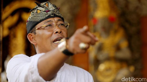 Bicara Bali terhubung dengan gambaran atas liburan di pantai, kebudayaan yang eksotis dan luhur, ragam kuliner dan tentu saja pesta hiburan malam. Tapi, Bali tidak hanya sekadar itu, banyak yang percaya bahwa Bali adalah pulau para dewa.Jejak sejarah dalam megahnya kerajaan adalah pilar dari pulau yang bertindak sebagai garda terdepan pariwisata Indonesia itu. Sejarah menuliskan ada sembilan dinasti kerajaan yang terbentang sejak sekitar abad ke-10. detikHOT bertolak ke Bali untuk bertemu salah satunya, anggota keluarga sekaligus tokoh yang mewakili sebuah keluarga besar nan dihormati, Tjokorda Ngurah Suyadnya dari The Royal Family Ubud.