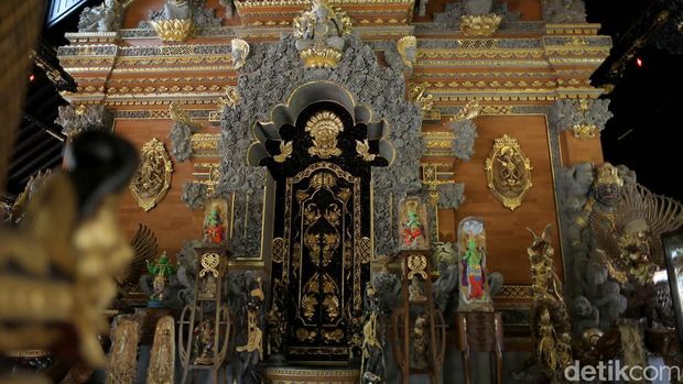 Bicara Bali terhubung dengan gambaran atas liburan di pantai, kebudayaan yang eksotis dan luhur, ragam kuliner dan tentu saja pesta hiburan malam. Tapi, Bali tidak hanya sekadar itu, banyak yang percaya bahwa Bali adalah pulau para dewa.Jejak sejarah dalam megahnya kerajaan adalah pilar dari pulau yang bertindak sebagai garda terdepan pariwisata Indonesia itu. Sejarah menuliskan ada sembilan dinasti kerajaan yang terbentang sejak sekitar abad ke-10. detikHOT bertolak ke Bali untuk bertemu salah satunya, anggota keluarga sekaligus tokoh yang mewakili sebuah keluarga besar nan dihormati, Tjokorda Ngurah Suyadnya dari The Royal Family Ubud.