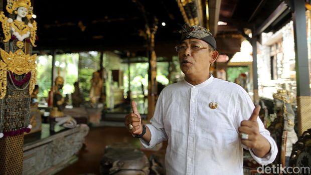 Bicara Bali terhubung dengan gambaran atas liburan di pantai, kebudayaan yang eksotis dan luhur, ragam kuliner dan tentu saja pesta hiburan malam. Tapi, Bali tidak hanya sekadar itu, banyak yang percaya bahwa Bali adalah pulau para dewa.Jejak sejarah dalam megahnya kerajaan adalah pilar dari pulau yang bertindak sebagai garda terdepan pariwisata Indonesia itu. Sejarah menuliskan ada sembilan dinasti kerajaan yang terbentang sejak sekitar abad ke-10. detikHOT bertolak ke Bali untuk bertemu salah satunya, anggota keluarga sekaligus tokoh yang mewakili sebuah keluarga besar nan dihormati, Tjokorda Ngurah Suyadnya dari The Royal Family Ubud.
