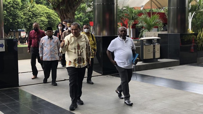 Tim pengacara dan dokter Gubernur Papua Lukas Enembe tiba di KPK untuk menyerahkan hasil pemeriksaan kesehatan Lukas Enembe, Senin (17/10/2022).