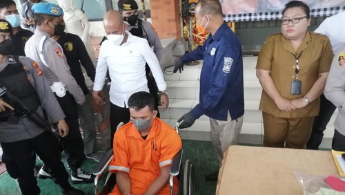 I Made Somi alias Dek Mi (29) tukang ojek pelaku curas dan percobaan perkosaan mahasiswi Inggris di Seminyak duduk di kursi roda