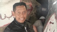 Tukul Arwana, pembawa acara sekaligus komedian yang terkenal dengan gaya khasnya, hingga saat ini masih hiatus dari dunia hiburan lantaran kondisi kesehatan. Baru-baru ini, anaknya, Egha Prayudi mengunggah potret bersama sang Ayah. (Foto: Instagram @eghaprayudi)