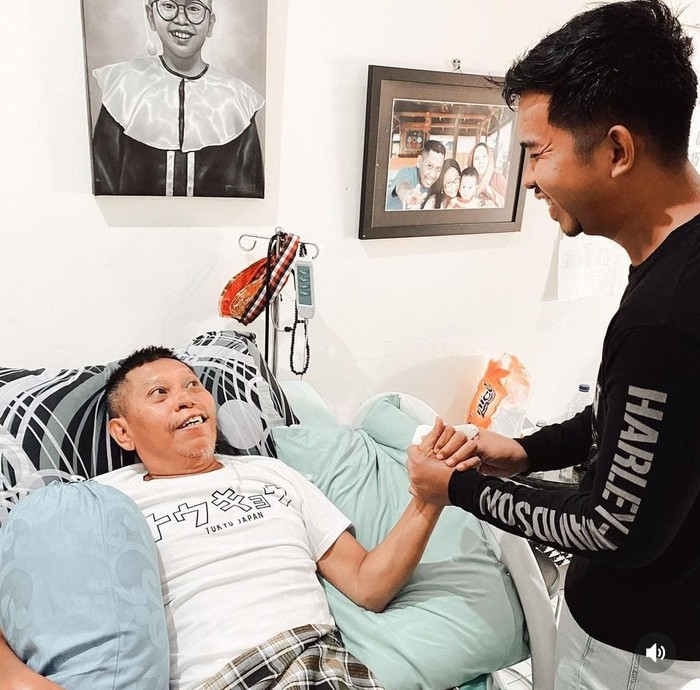 Tukul Arwana Kondisi Tukul Arwana membaik, begini potret terbarunya.