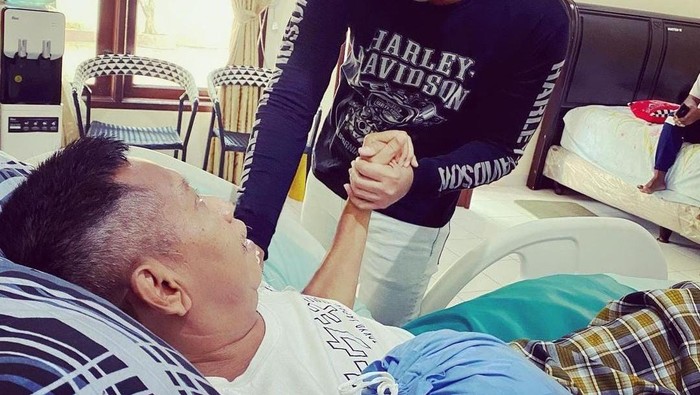 Kondisi Tukul Arwana membaik, begini potret terbarunya.