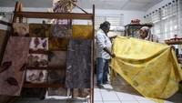 Seorang perajin menata kain ecoprint di rumah produksi Serba Usaha, Ternate, Maluku Utara. Mayana Ecoprint Serba Usaha sebagai mitra UMKM binaan Pertamina juga turut memberdayakan kaum difabel.