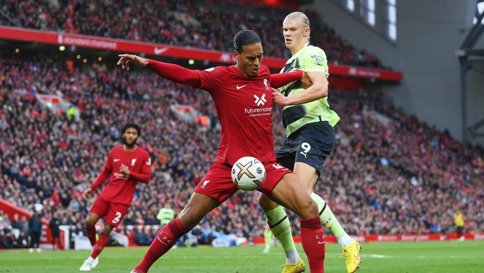 LIVERPOOL, ENGLAND - OCTOBER 16: Virgil van Dijk of Liverpool holds off Erling Haaland of Manchester City during the Premier League match between Liverpool FC and Manchester City at Anfield on October 16, 2022 in Liverpool, England. (Photo by Laurence Griffiths/Getty Images)