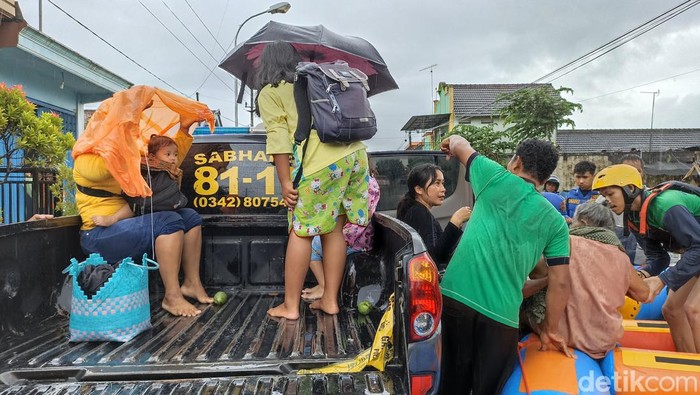 Warga mengungsi di Balai Desa Sutojayan
