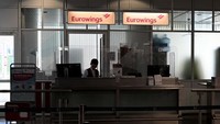 Salah satu pegawai Eurowings tetap standby di check-in counter di Bandara Franz-Josef-Strauss, Munich. Foto: AFP via Getty Images/CHRISTOF STACHE