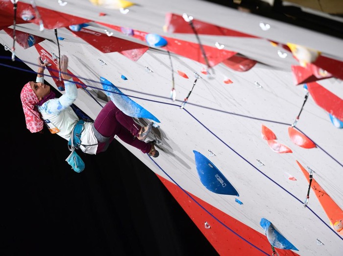 605586420 Irans Elnaz Rekabi competes in the Womens Lead qualification at the indoor World Climbing and Paraclimbing Championships 2016 at the Accor Hotels Arena in Paris on September 14, 2016. / AFP / MIGUEL MEDINA (Photo credit should read MIGUEL MEDINA/AFP via Getty Images)