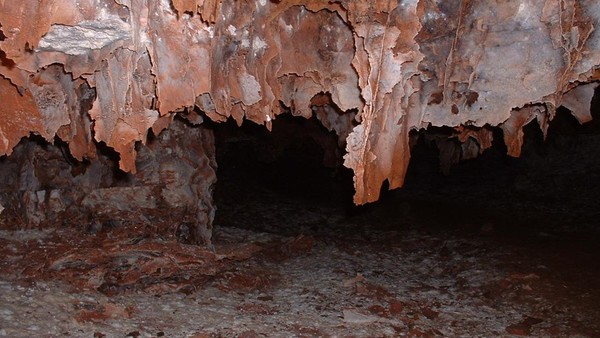 Lanjut ada Wind Cave dengan panjang mencapai 248.16 km. Gua ini pun memiliki sistem paling kompleks dengan julukan gua labirin karena lorong bertingkat. Gua ini berlokasi di Dakota Selatan, AS. Dok. wikipedia.org Lanjut ada Wind Cave dengan panjang mencapai 248.16 km. Gua ini pun memiliki sistem paling kompleks dengan julukan gua labirin karena lorong bertingkat. Gua ini berlokasi di Dakota Selatan, AS. Dok. wikipedia.org