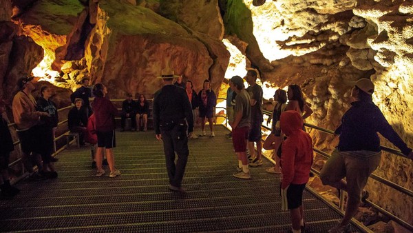 Memiliki panjang 346 km, Jewel Cave yang berlokasi di Dakota Selatan, Amerika Serikat ini merupakan gua terpanjang ketiga di dunia. Gue permata ini mendapat julukan dari kristal menakjubkan yang melapisi permukaan di dalam gua. Dok. wikipedia.org