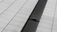 Alain Robert memanjat kantor pusat Bank Hang Seng di distrik pusat keuangan Hong Kong 26 Januari 2011. REUTERS/Bobby Yip
