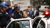 Alain Robert ditangkap setelah memanjat di luar gedung The New York Times untuk meningkatkan kesadaran akan pemanasan global 5 Juni 2008. Tak jarang Alain berurusan dengan pihak berwajib dan ditangkap, tapi penangkapannya itu tidak serta merta membuatnya kapok dan berhenti memanjat. REUTERS/Lucas Jackson
