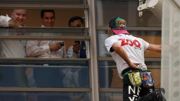 Alain Robert berhenti sejenak untuk berbicara dengan pekerja kantoran saat dia menuruni bagian luar menara perkantoran Aurora Place berlantai 41 di pusat kota Sydney 2 Juni 2009. REUTERS/Tim Wimborne Alain Robert berhenti sejenak untuk berbicara dengan pekerja kantoran saat dia menuruni bagian luar menara perkantoran Aurora Place berlantai 41 di pusat kota Sydney 2 Juni 2009. REUTERS/Tim Wimborne