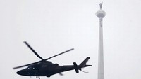 Alain Robert berdiri di ujung Menara Kembar Petronas Malaysia setelah mendaki salah satu menara di Kuala Lumpur 1 September 2009. REUTERS/Zainal Abd Halim