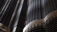 Alain Robert mendaki Burj Khalifa di Dubai 28 Maret 2011. REUTERS/Abdullah Muhsen