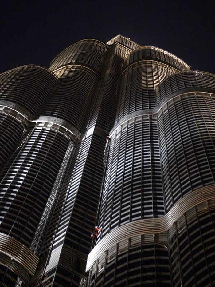Aksi 'Spider-Man' Prancis Taklukkan Gedung-gedung Tinggi Dunia Panjat tebing atau dinding mungkin sudah biasa, tapi gimana rasanya memanjat gedung-gedung tinggi di dunia? Inilah aksi Alain Robert yang dijulki Spider-Man dari Prancis.