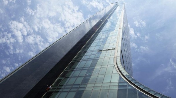 Alain Robert memanjat Menara Sapphire di Istanbul 17 Mei 2011. Karena aksinya, bahkan Alain Robert dijuluki French Spiderman atau manusia laba-laba Prancis. REUTERS/Murad Sezer Alain Robert memanjat Menara Sapphire di Istanbul 17 Mei 2011. Karena aksinya, bahkan Alain Robert dijuluki French Spiderman atau manusia laba-laba Prancis. REUTERS/Murad Sezer