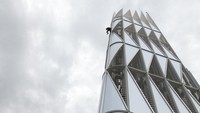 Alain Robert memanjat Menara Pertama di distrik bisnis La Defense di luar Paris 10 Mei 2012. Aksi ekstrem memanjat gedung pencakar langit ini sudah sering dilakukan sama pemanjat tebing asal Prancis bernama Alain Robert. REUTERS/Benoit Tessier