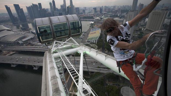 Panjat tebing atau dinding mungkin sudah biasa, tapi gimana rasanya memanjat gedung-gedung tinggi di dunia? Inilah aksi Alain Robert yang dijulki Spider-Man dari Prancis.