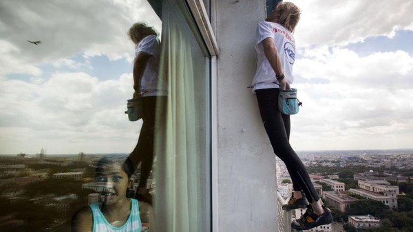 Alain Robert memanjat hotel Habana Libre saat seorang pemuda melihat ke luar jendela di Havana 4 Februari 2013. Alain kerap melakukan aksi pendakian solonya memanjat gedung pencakar langit tanpa menggunakan peralatan panjat, kecuali sekantong kecil kapur dan sepasang sepatu panjat. Aksi gilanya itu mengingatkan pada karakter komik Spider-Man. Itulah mengapa Alain disebut demikian. REUTERS/Ramon Espinosa/Pool Alain Robert memanjat hotel Habana Libre saat seorang pemuda melihat ke luar jendela di Havana 4 Februari 2013. Alain kerap melakukan aksi pendakian solonya memanjat gedung pencakar langit tanpa menggunakan peralatan panjat, kecuali sekantong kecil kapur dan sepasang sepatu panjat. Aksi gilanya itu mengingatkan pada karakter komik Spider-Man. Itulah mengapa Alain disebut demikian. REUTERS/Ramon Espinosa/Pool