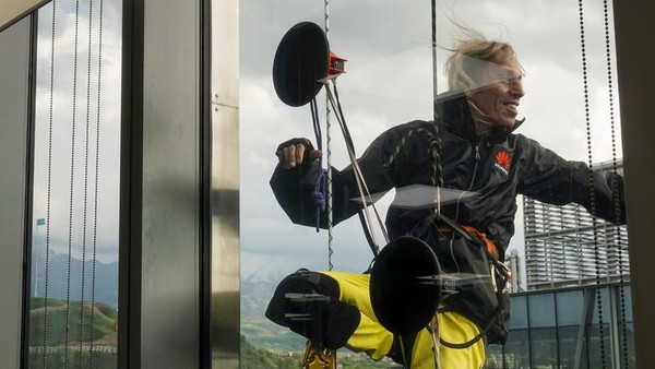 Alain Robert terlihat melalui jendela saat dia memanjat Menara Esentai di Almaty, Kazakhstan, 23 April 2016. REUTERS/Shamil Zhumatov Alain Robert terlihat melalui jendela saat dia memanjat Menara Esentai di Almaty, Kazakhstan, 23 April 2016. REUTERS/Shamil Zhumatov