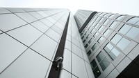 Alain Robert memanjat Menara Deutsche Bahn di Frankfurt, Jerman, 1 Oktober 2020. Pemanjat tebing yang sangat berbakat ini memusatkan perhatiannya pada bangunan perkotaan sejak tahun 1990-an, sampai saat ini ia sudah menaklukkan lebih dari 100 bangunan tinggi di dunia. REUTERS/Ralph Orlowski